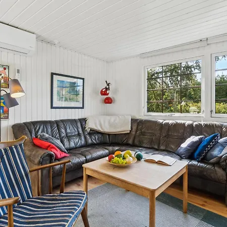 Pet Friendly In With Kitchen Holiday home