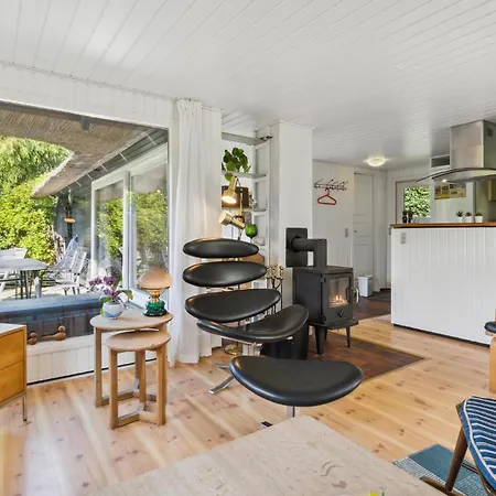 Pet Friendly In With Kitchen