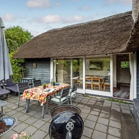 Pet Friendly In With Kitchen *