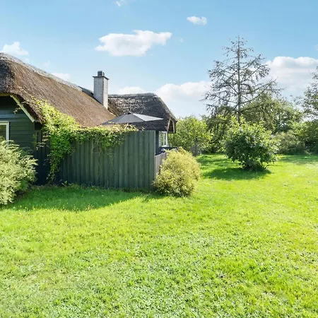 Pet Friendly In With Kitchen Holiday home