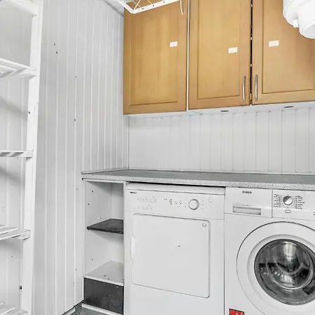 Pet Friendly In With Kitchen *